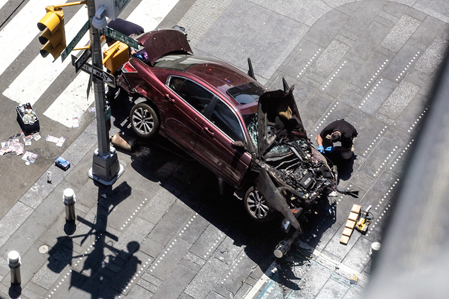 В Нью-Йорке автомобиль въехал в прохожих: есть жертвы — ФОТО+ВИДЕО