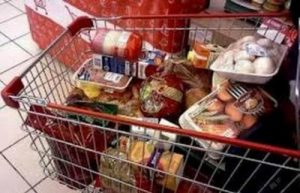 Жительница Ряжска спокойно вывезла тележку товаров из супермаркета