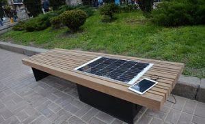 Скамейку для зарядки смартфонов установили перед администрацией в Сочи в преддверии ЧМ по футболу