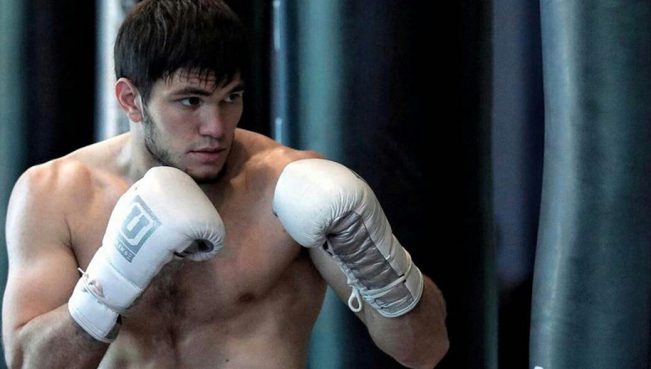 Казахстанский боксер нокаутировал непобежденного американца — ВИДЕО