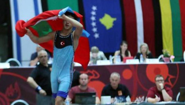 Турецкий борец поднял флаг Азербайджана после победы над армянином – ВИДЕО