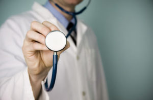 В Минусинске врач брал незаконно оплату за бесплатные операции