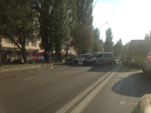 В Липецке на проспекте Победы столкнулись пять машин (Фото)