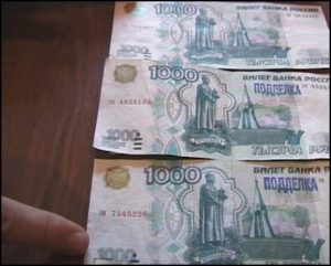 Трое москвичей сбывали фальшивые купюры по пути в колонию в Мордовии
