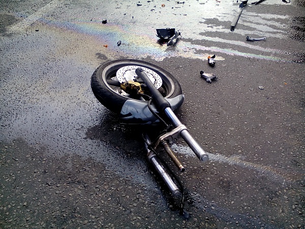 В Липецке мотоцикл разорвало пополам после столкновения с машиной (Фото)