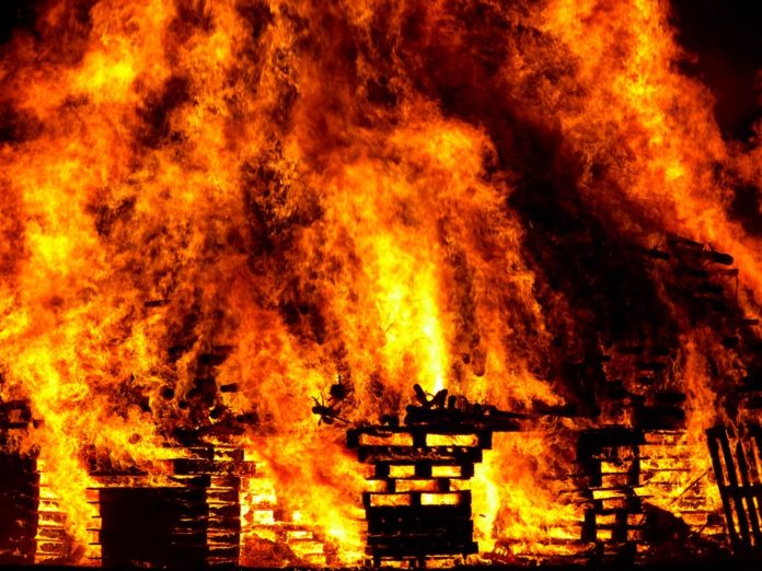 Под Смоленском в страшном пожаре заживо сгорел человек