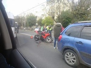 На улице Циолковского в Рязани столкнулись мотоцикл и «Лада Калина»