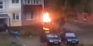 В Интернете появилось видео взрыва авто, подожженного сегодня в Набережных Челнах