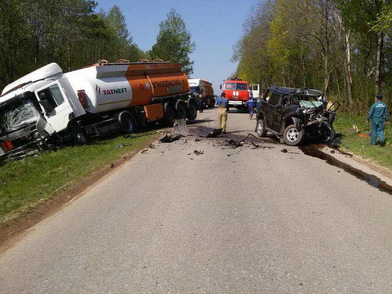 В Чувашии водитель внедорожника погиб, столкнувшийсь с бензовозом