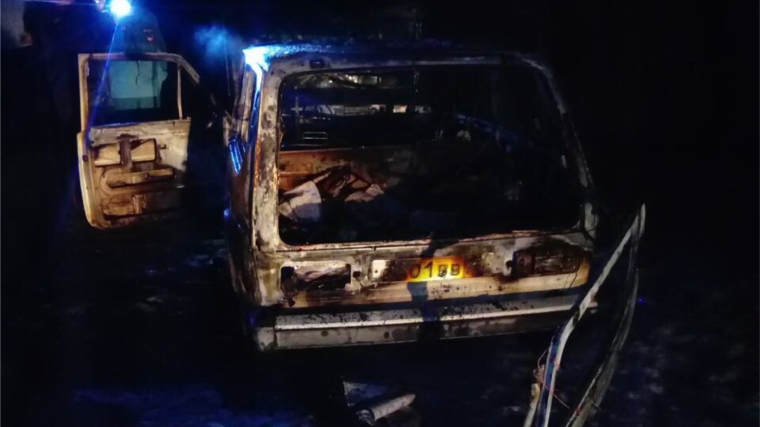 В Канаше загорелся автомобиль «ВАЗ-2121»‍
