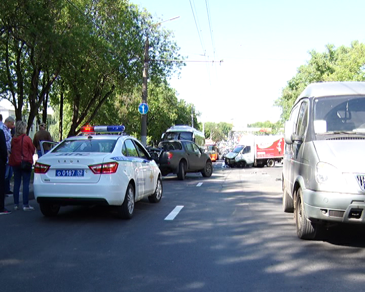 «ГАЗель» устроила массовое ДТП на проспекте Гагарина‍ в Нижнем Новгороде