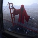 Видео со смертью в красном плаще у моста в Сан-Франциско испугало пользователей Сети
