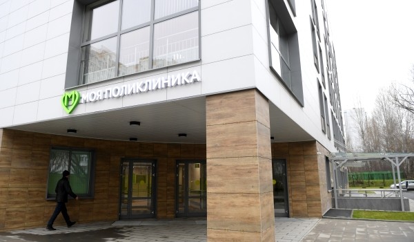 Территории 45 поликлиник благоустраивают в Москве