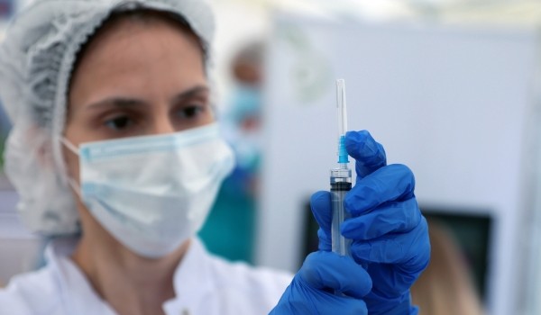 Бесплатная добровольная вакцинация подростков от COVID-19 началась в Москве